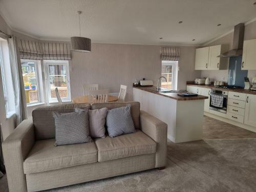 Remarkable 2-bed Luxury Lodge In Routh With Hottub