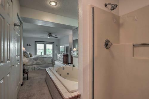 Apartamento Lakefront Osage Beach Condo With Shared Pool!