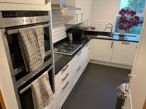 Apartamento Spacious 2-bedroom Flat Near Surbiton Station