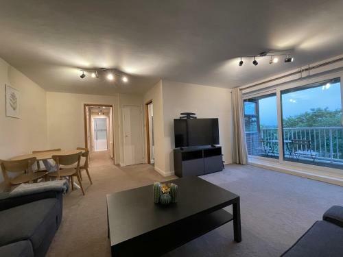 Apartamento Spacious 2-bedroom Flat Near Surbiton Station