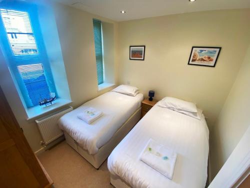 Pass The Keys Classy 2 Bedroom Apartment Amazing Beach Views
