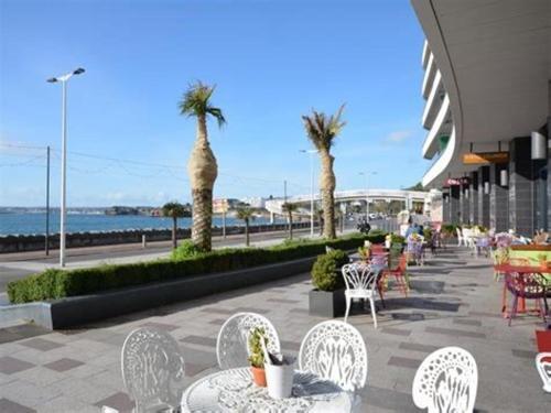 Pass The Keys Classy 2 Bedroom Apartment Amazing Beach Views
