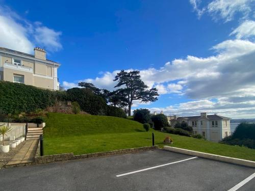 Pass The Keys Classy 2 Bedroom Apartment Amazing Beach Views