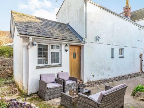 Lovely Villa 1 Double, 1 Double Sofa, 6 Single, And 1bunk Bed