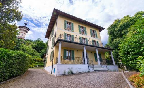 Hostal La Camera Con Vista Lago Al Secondo Piano Della Villa Isabella