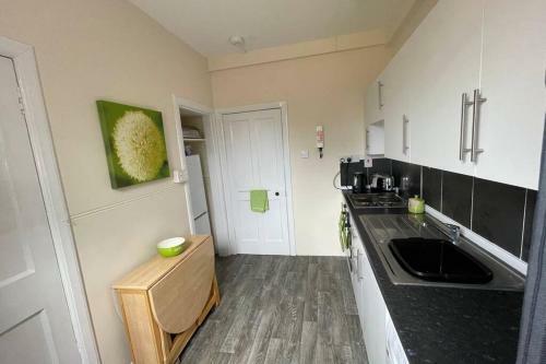 Apartamento 2 Bedroom Ground Floor Flat With Enclosed Gardens