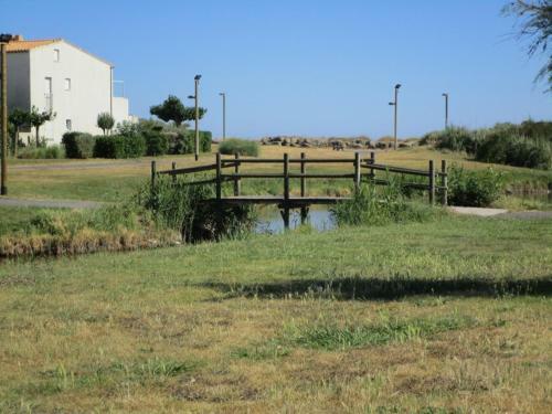 Jolie Villa Mitoyenne Situ�e � 250 M de La Plage