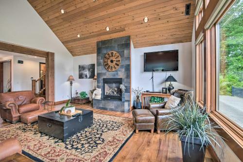 Luxe Coos Bay Escape With Patio And River Views!