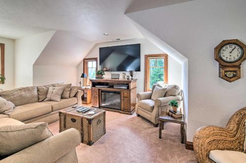 Luxe Coos Bay Escape With Patio And River Views!