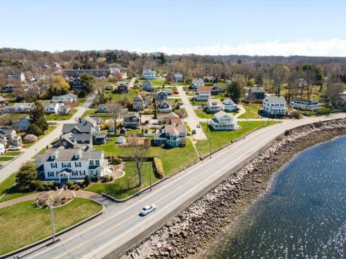 Spacious Coastal Tiverton Waterfront Getaway Cottage