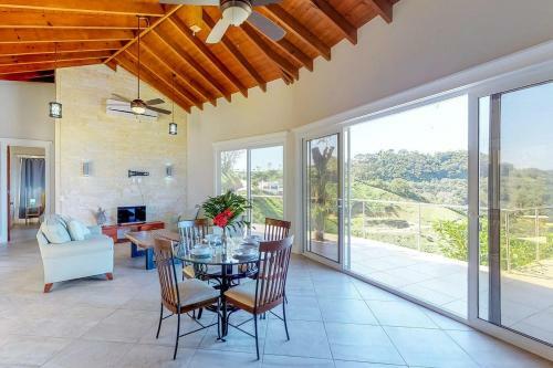 Paradise Villa @coral Views, French Harbour