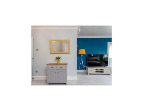 Charming 4-bedroom House With Garden