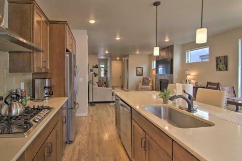 Upscale And Modern Colorado Springs Townhome!