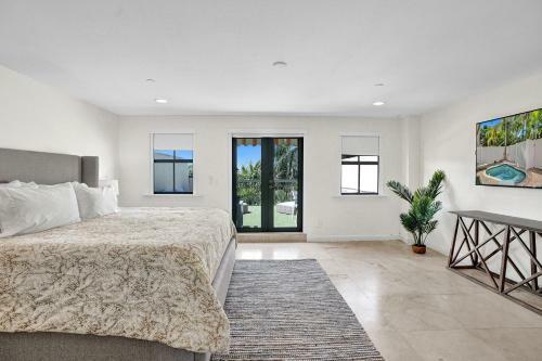 Luxury! 4bed Private Pool Deck! 1,7mi To Beach Townhouse