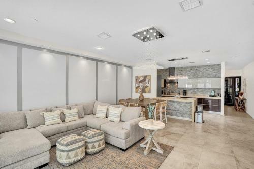 Luxury! 4bed Private Pool Deck! 1,7mi To Beach Townhouse