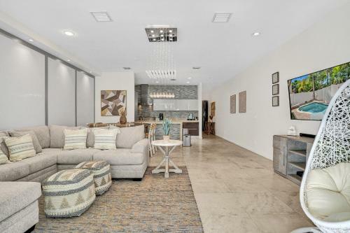 Luxury! 4bed Private Pool Deck! 1,7mi To Beach Townhouse