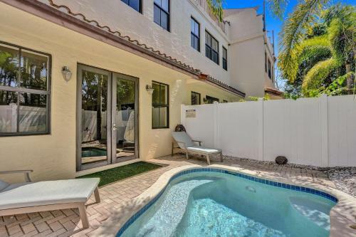 Luxury! 4bed Private Pool Deck! 1,7mi To Beach Townhouse