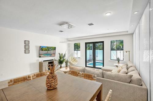 Luxury! 4bed Private Pool Deck! 1,7mi To Beach Townhouse