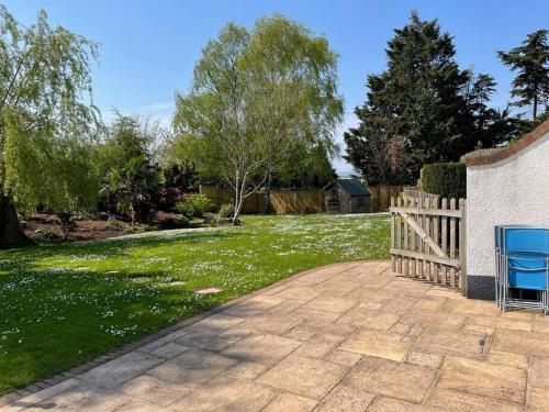 Entire House With Stunning Gardens And Pool.