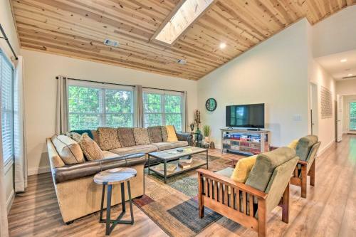 The Dahl House Cottage - Walk To Downtown!