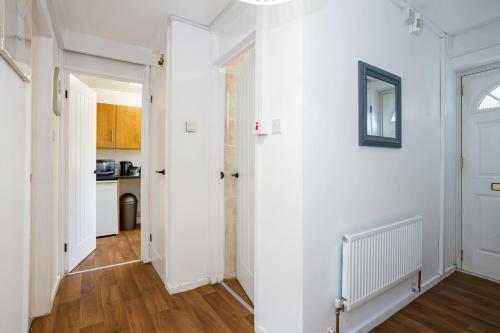 Rest&recharge @ The Redlynch Apartment (Sleeps 4)