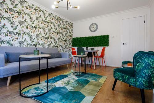 Rest&recharge @ The Redlynch Apartment (Sleeps 4)