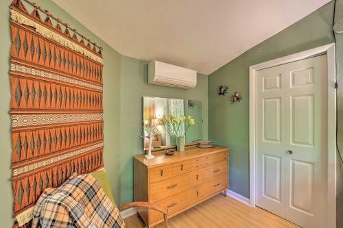 Bright Banner Elk House With Fireplace And Deck!