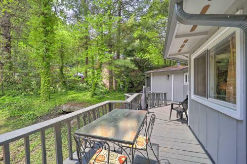 Bright Banner Elk House With Fireplace And Deck!