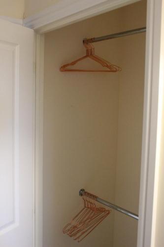 Modern 2 Bedroom Home, Free Parking.