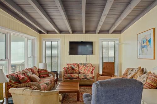Admiral's Quarters By Oak Island Accommodations