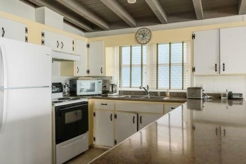 Admiral's Quarters By Oak Island Accommodations