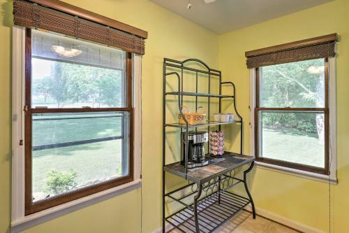 Charming Leicester Home With Deck And Gas Grill!