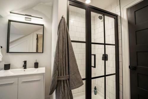 Hotel Luxurious, Huge Historic Mansion Minute From Downtown