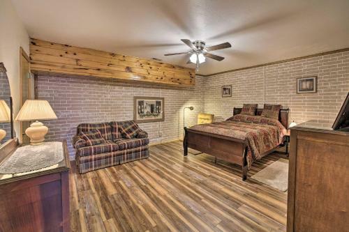 Apartamento Sunset Cove Lakefront Escape With Deck And Yard