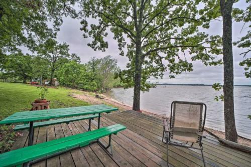 Apartamento Sunset Cove Lakefront Escape With Deck And Yard