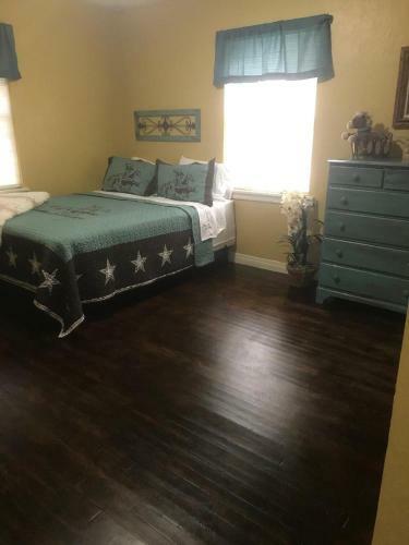 4 Plus Bed Home-groceries At Corner-ez 1 Mile To Post!