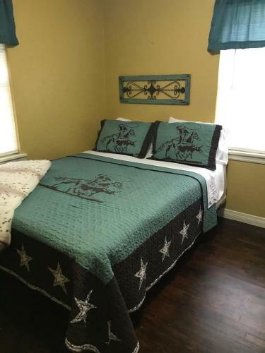 4 Plus Bed Home-groceries At Corner-ez 1 Mile To Post!