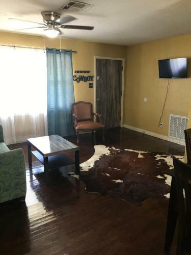 4 Plus Bed Home-groceries At Corner-ez 1 Mile To Post!