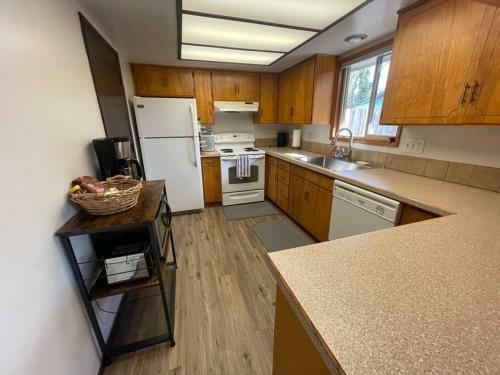 Cheerful Two Bedroom With Wifi, Parking & Patio