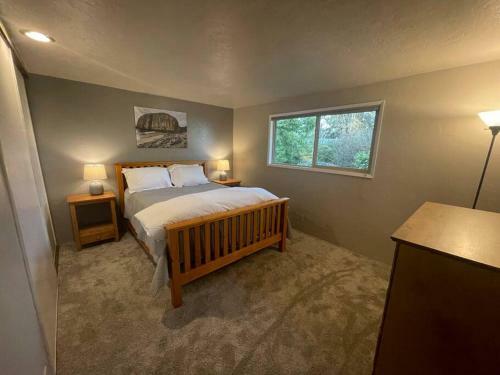 Cheerful Two Bedroom With Wifi, Parking & Patio