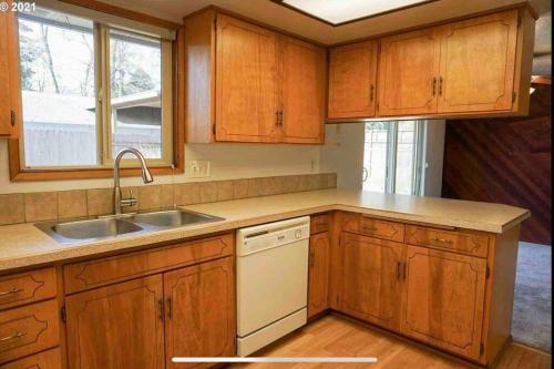 Cheerful Two Bedroom With Wifi, Parking & Patio