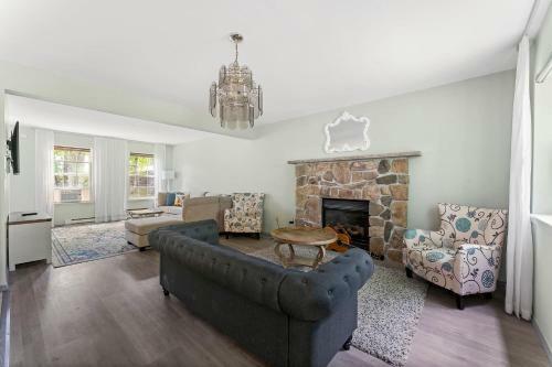 Americanold-fashioned 5bd Nostalgia With Hot Tub