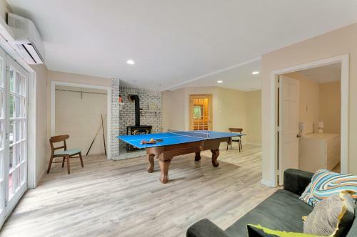 Spacious Renovated 5bd Mansion W/ Jacuzzi/sauna/pool Table