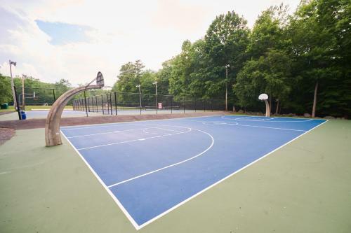 Spacious Renovated 5bd Mansion W/ Jacuzzi/sauna/pool Table