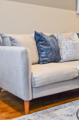 Beautiful 2 Bedroom Apartment With Patio And Deck