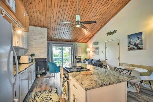 Apartamento Island Condo With Balcony, Golf Course Views!