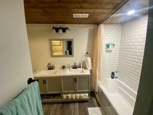 3 Bed2 Bath Renovated Home Near The Lake