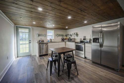 3 Bed2 Bath Renovated Home Near The Lake