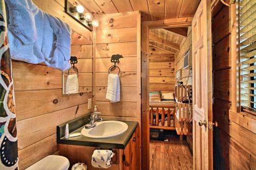 Quaint Cabin With Covered Porch On Douglas Lake