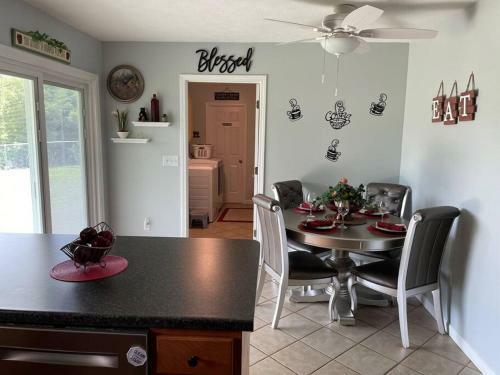 Relax In Bear's Den Getaway Private Home!